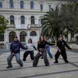 Tra questi il �crotch grab�, famoso passo dove i ballerini stringono il cavallo dei pantaloni